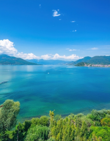 蓝天白云下翠绿环抱的洱海美景