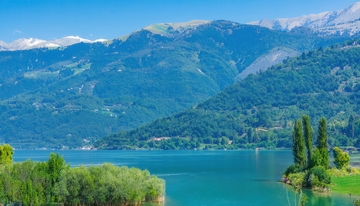 青山雪岭环抱的澄澈碧绿湖泊