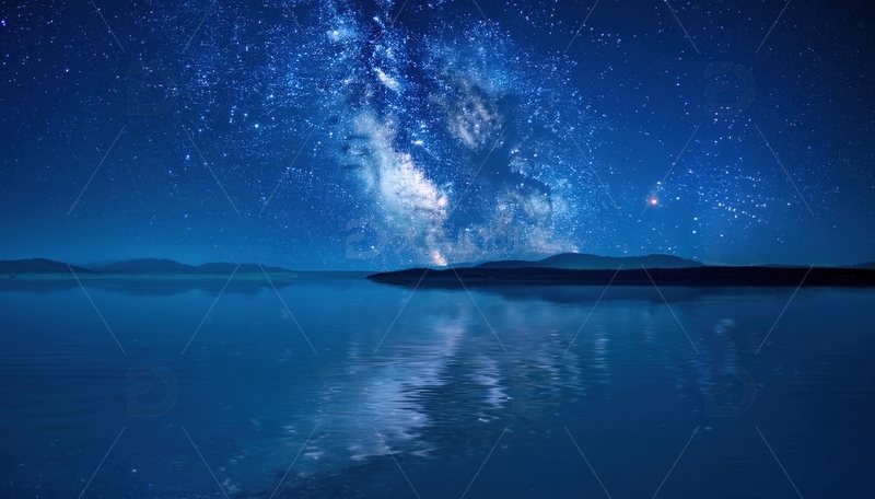 高清大图下载【趣麦麦图】湖面倒映璀璨银河的梦幻夜景