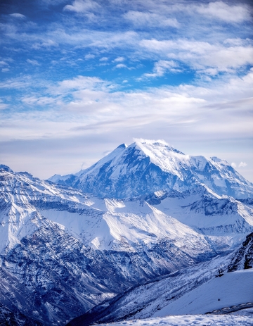 蓝天白云下圣洁的喜马拉雅雪峰