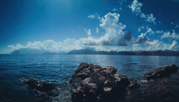 蓝天碧海间嶙峋礁石的壮美风光