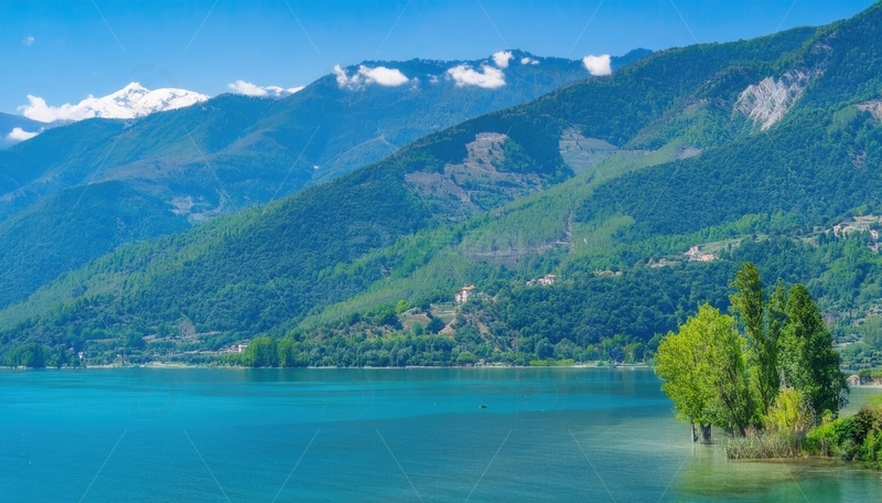 高清大图下载【趣麦麦图】雪山下翠绿山峦环绕的碧湖风光