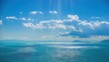 蓝天白云下波光闪耀的洱海景致