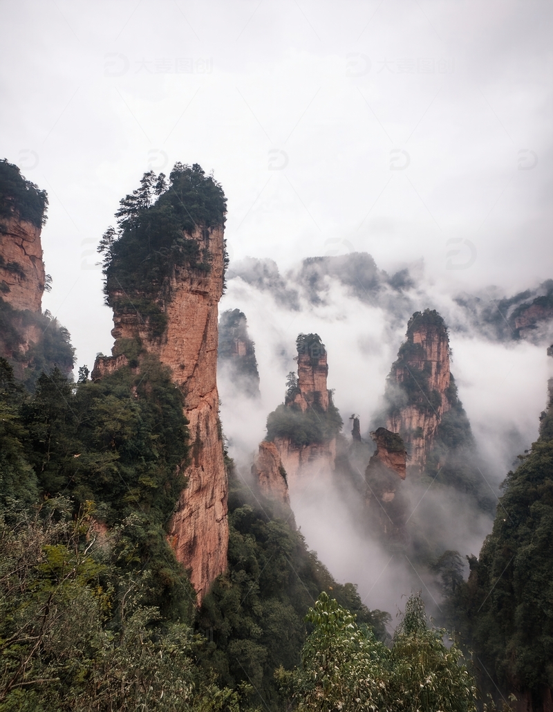 高清大图下载【趣麦麦图】张家界云雾弥漫中的奇峭峰林景观