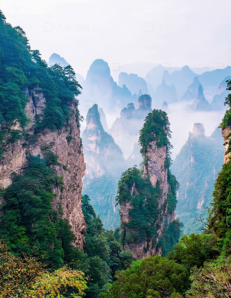 高清大图下载【趣麦麦图】张家界云雾中耸立的奇幻峰林