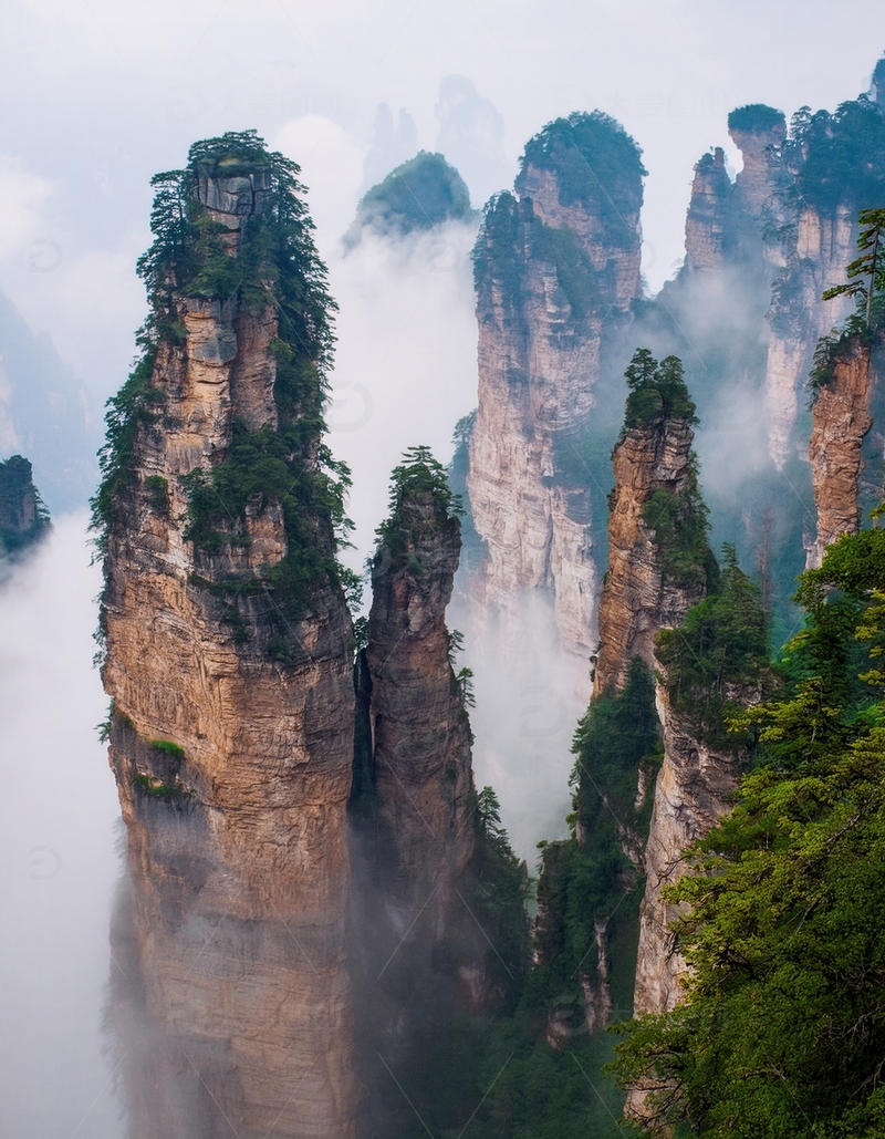 高清大图下载【趣麦麦图】张家界云雾中挺立的奇幻峰林奇观