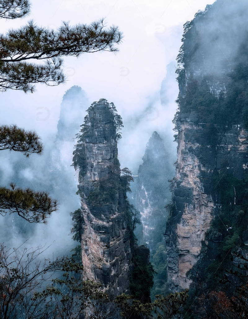 高清大图下载【趣麦麦图】张家界云雾中孤耸的奇崛峰林景致
