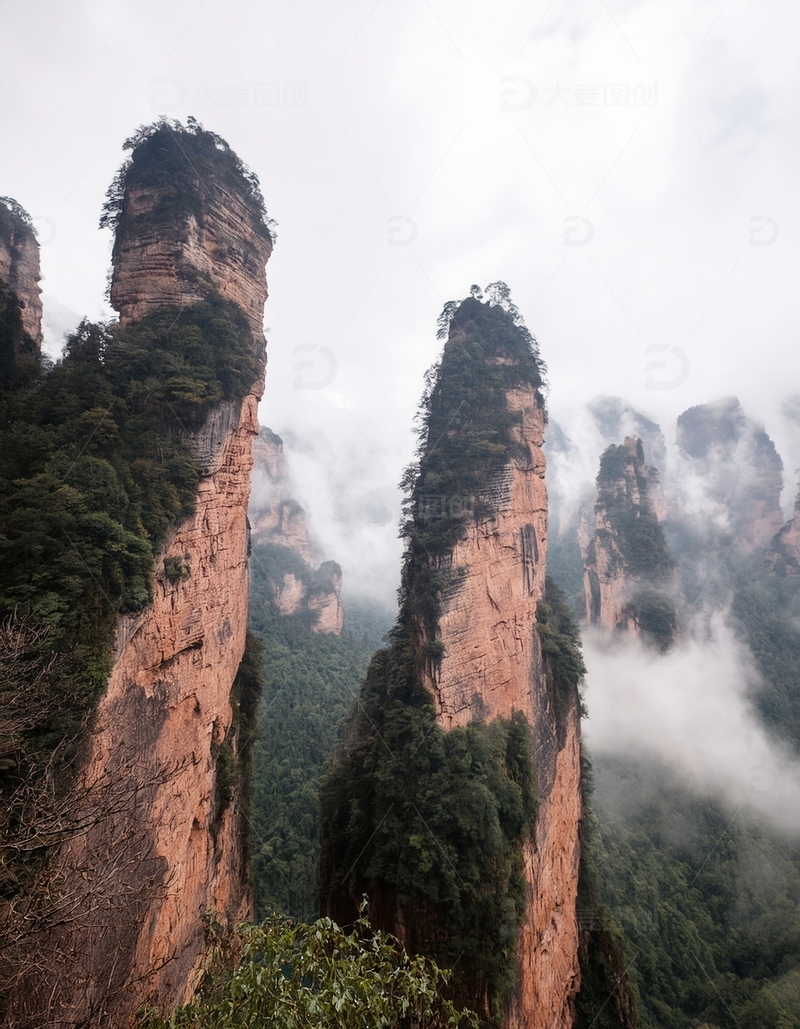 高清大图下载【趣麦麦图】张家界云雾里挺拔的奇特峰林景致
