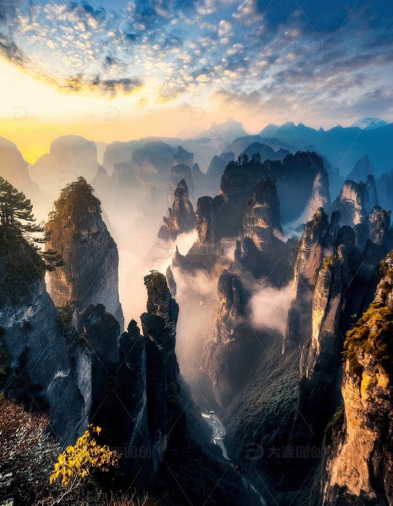 高清大图下载【趣麦麦图】张家界晨曦云海间的奇幻峰林盛景