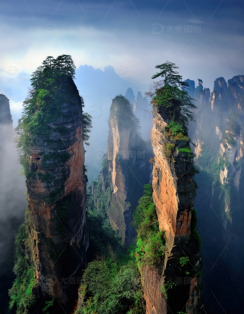 高清大图下载【趣麦麦图】张家界云雾里拔地而起的奇峻峰林