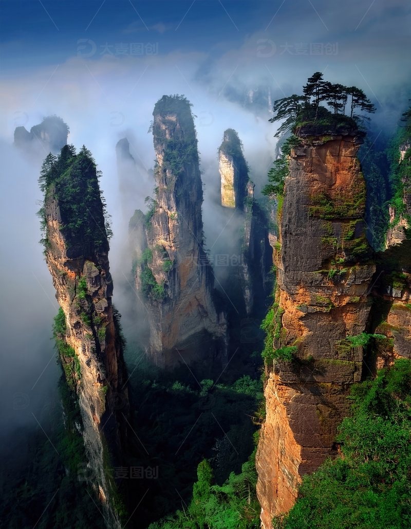 高清大图下载【趣麦麦图】张家界云雾中屹立的苍劲峰林奇观