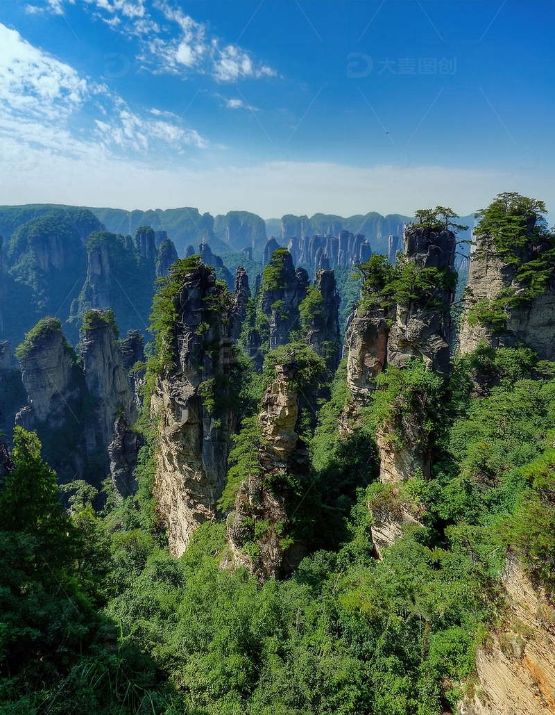 高清大图下载【趣麦麦图】张家界蓝天下的葱郁奇峰景观