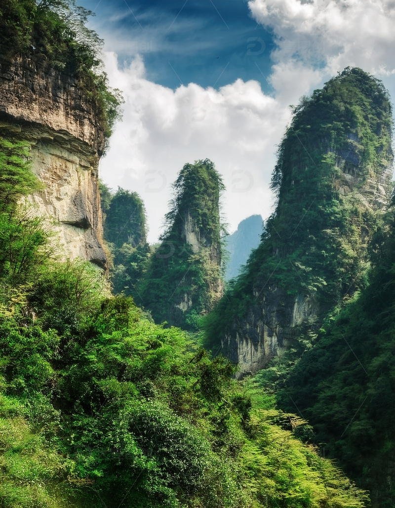 高清大图下载【趣麦麦图】张家界绿林簇拥的奇峻山峰景致