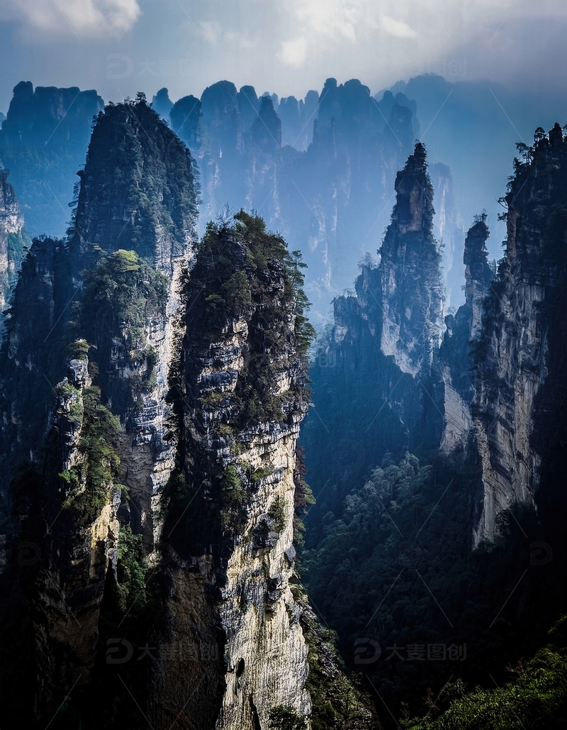高清大图下载【趣麦麦图】张家界云雾缭绕的奇幻峰林胜景