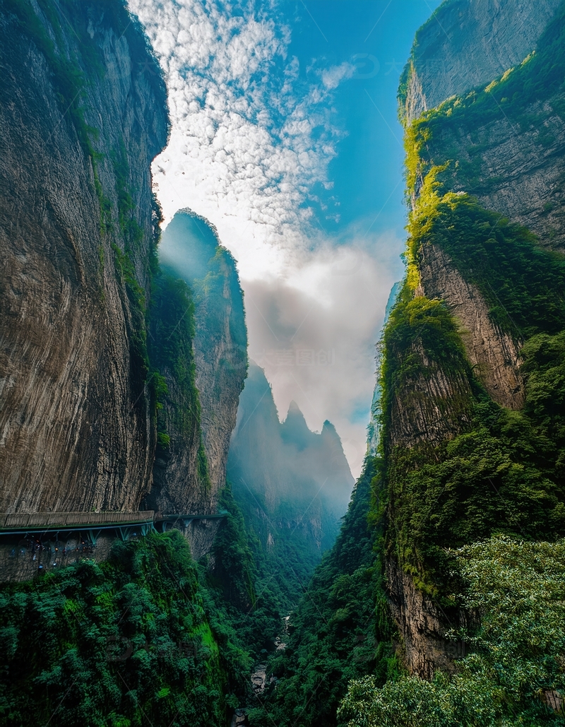 高清大图下载【趣麦麦图】张家界云雾绕壁间的清幽栈道景