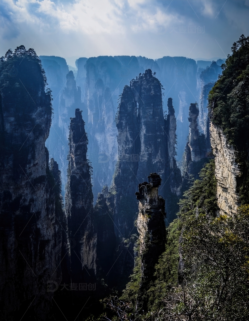 高清大图下载【趣麦麦图】张家界雾中耸峙的奇绝峰林风光