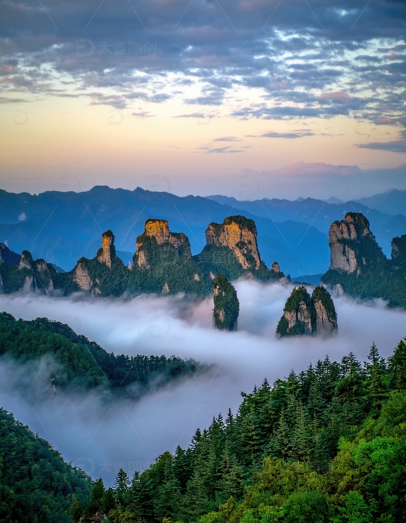 高清大图下载【趣麦麦图】张家界暮霭云海中的奇幻峰林风光