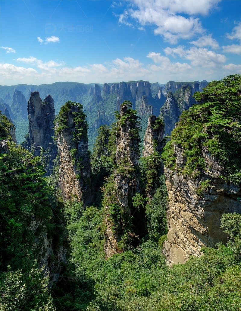 高清大图下载【趣麦麦图】张家界蓝天绿树间的奇特峰林景