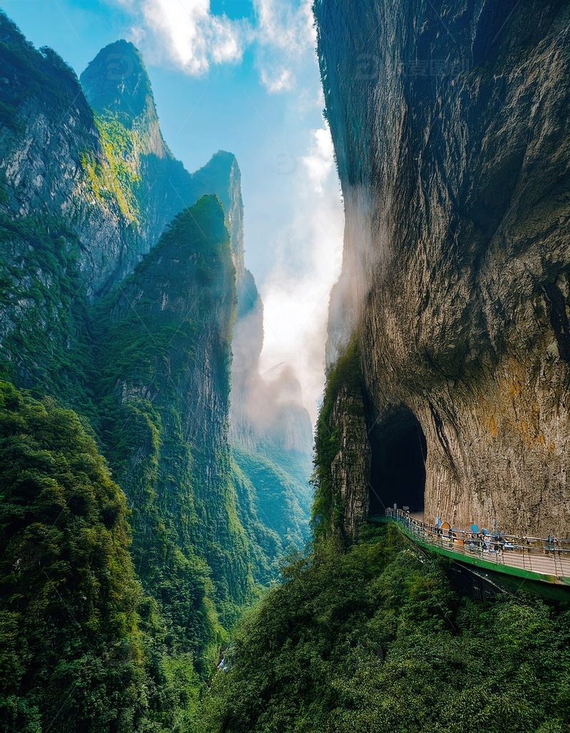 高清大图下载【趣麦麦图】张家界峭壁间穿入云雾的绿径