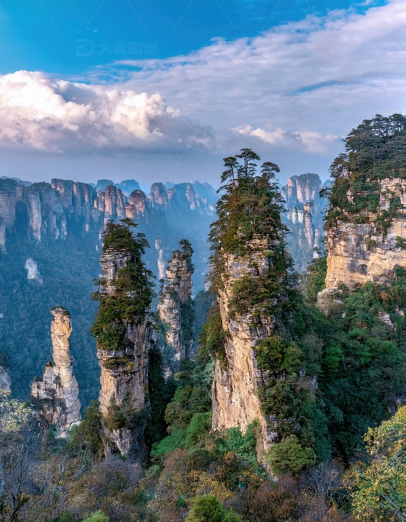 高清大图下载【趣麦麦图】张家界蓝天下峻峭挺拔的峰林景