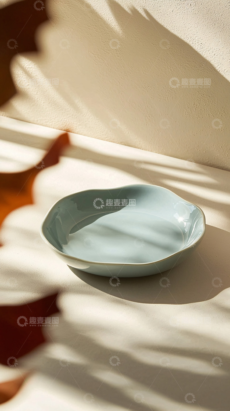 高清大图下载【趣麦麦图】浅蓝色不规则陶瓷盘