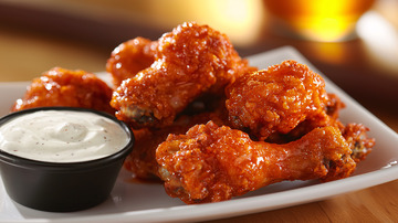 美味香辣鸡翅佐以蘸酱