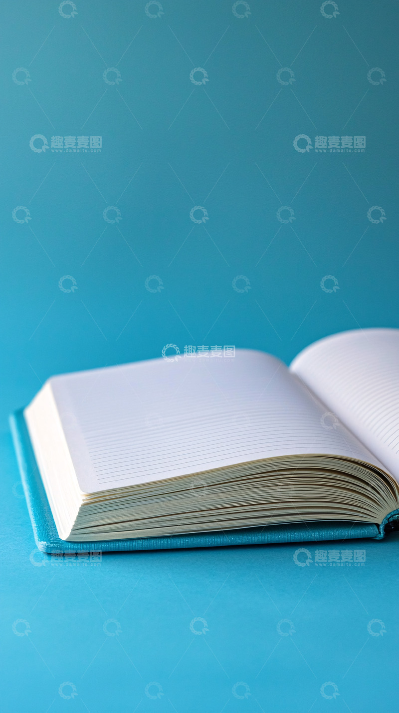 高清大图下载【趣麦麦图】蓝色背景下打开的空白笔记本