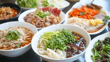 摆拍多碗各式各样面条图片