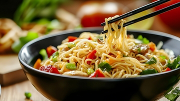 特写筷子夹面条图片