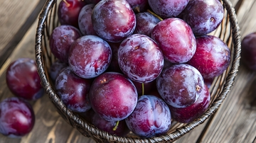 俯瞰水果篮装西梅图片