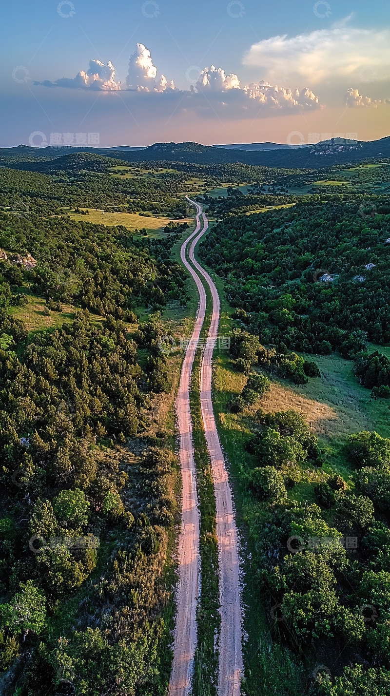 高清大图下载【趣麦麦图】蜿蜒小路穿过翠绿山谷