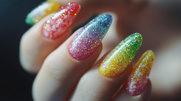 彩虹渐变亮片美甲