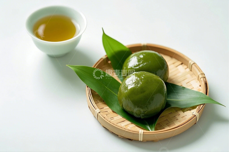 高清大图下载【趣麦麦图】白色背景竹制摆盘光滑圆润的青团3