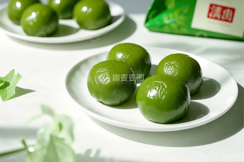 高清大图下载【趣麦麦图】白色背景竹制摆盘光滑圆润的青团4
