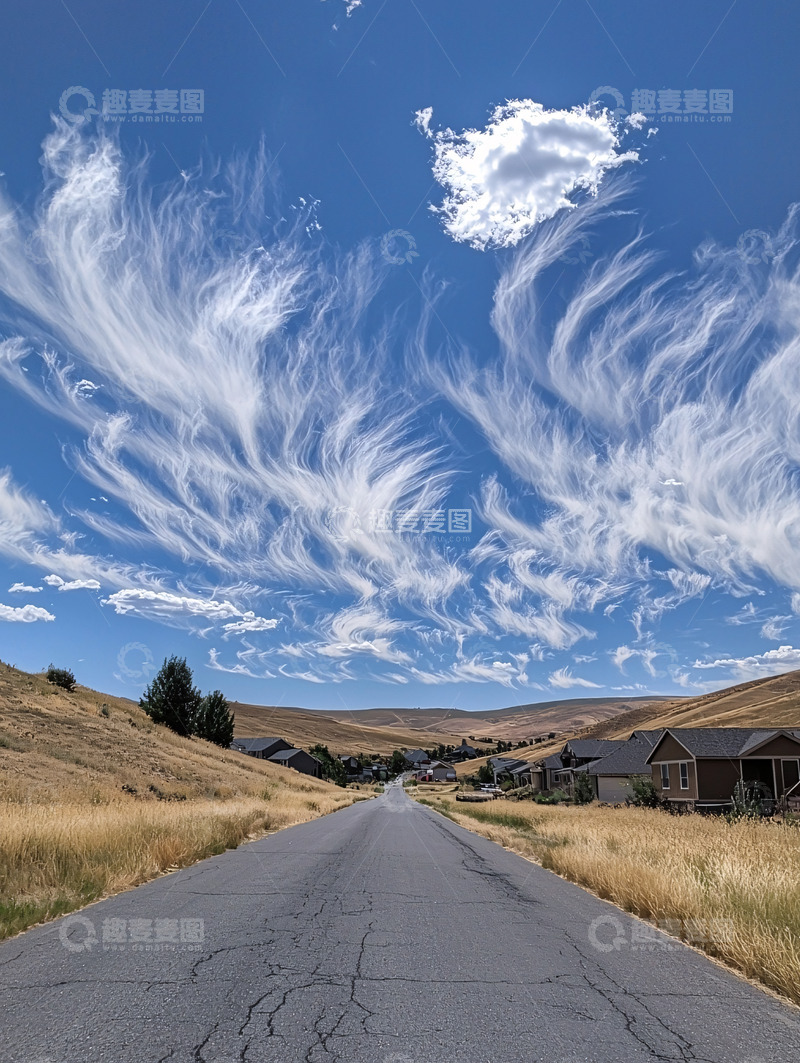 高清大图下载【趣麦麦图】天空中的卷云在道路上延伸
