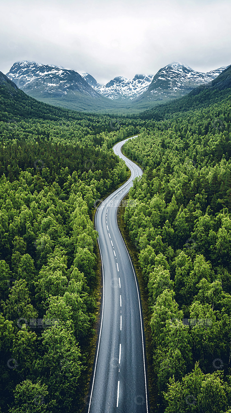 高清大图下载【趣麦麦图】蜿蜒公路穿梭于绿色森林
