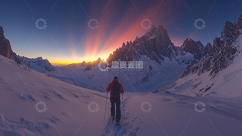 高清大图下载【趣麦麦图】雪山日出徒步旅行者