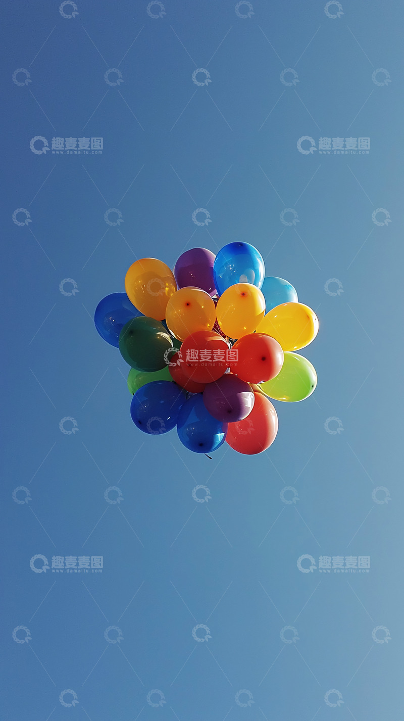 高清大图下载【趣麦麦图】彩色气球蓝天背景
