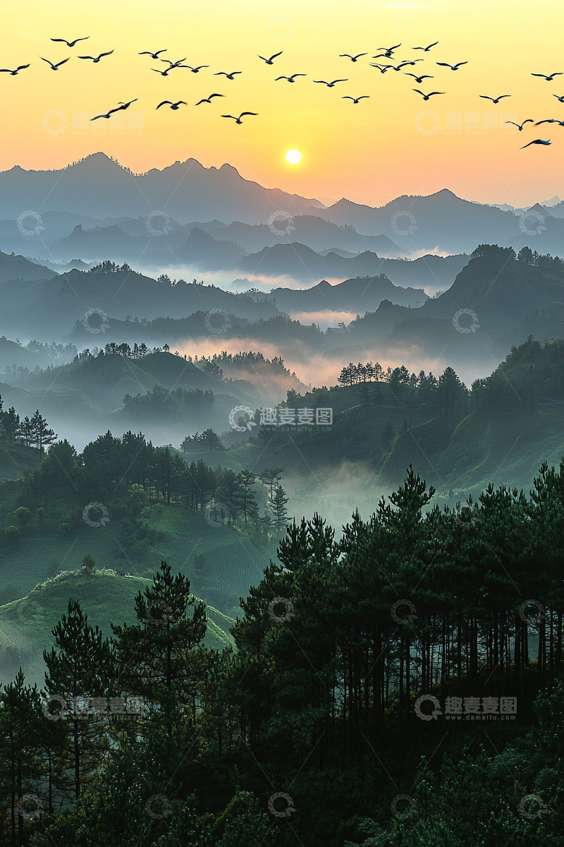 高清大图下载【趣麦麦图】雾气缭绕的群山日出