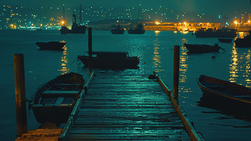 夜晚港口木质码头