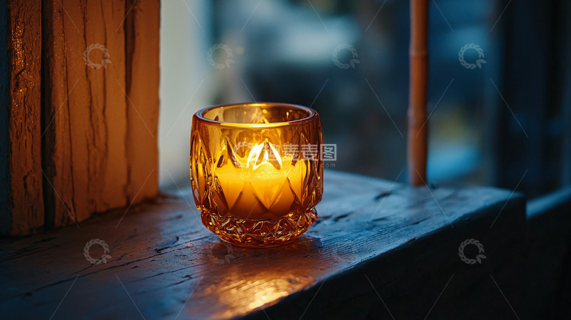 高清大图下载【趣麦麦图】窗边燃着的琥珀色蜡烛
