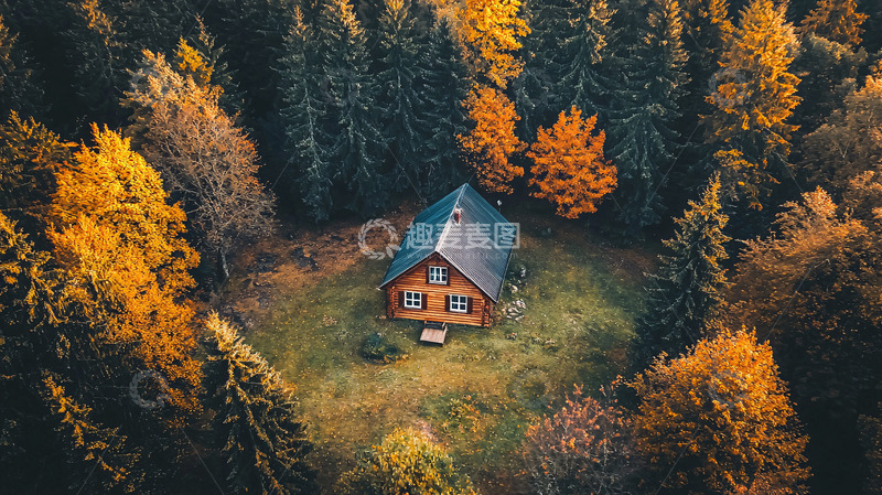 高清大图下载【趣麦麦图】秋日森林中的木屋