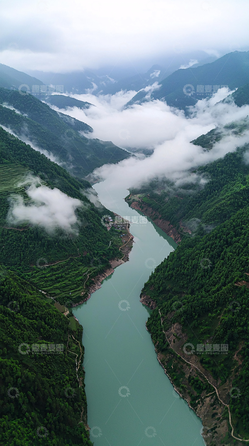 高清大图下载【趣麦麦图】云雾缭绕的峡谷河流