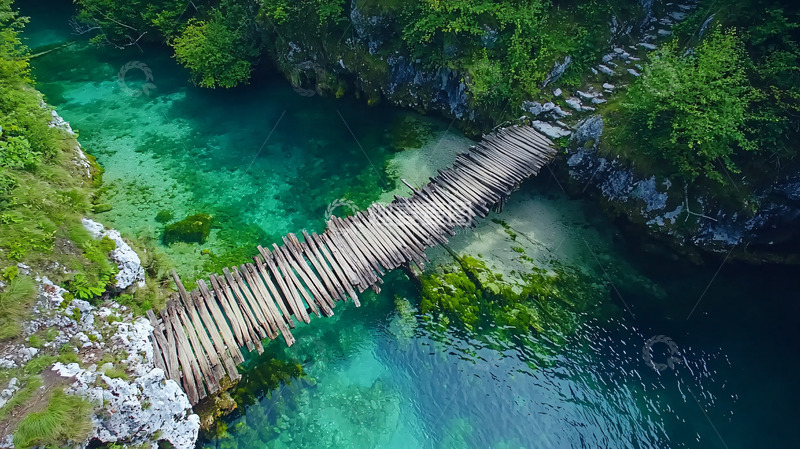 高清大图下载【趣麦麦图】-绿色清澈溪流木桥