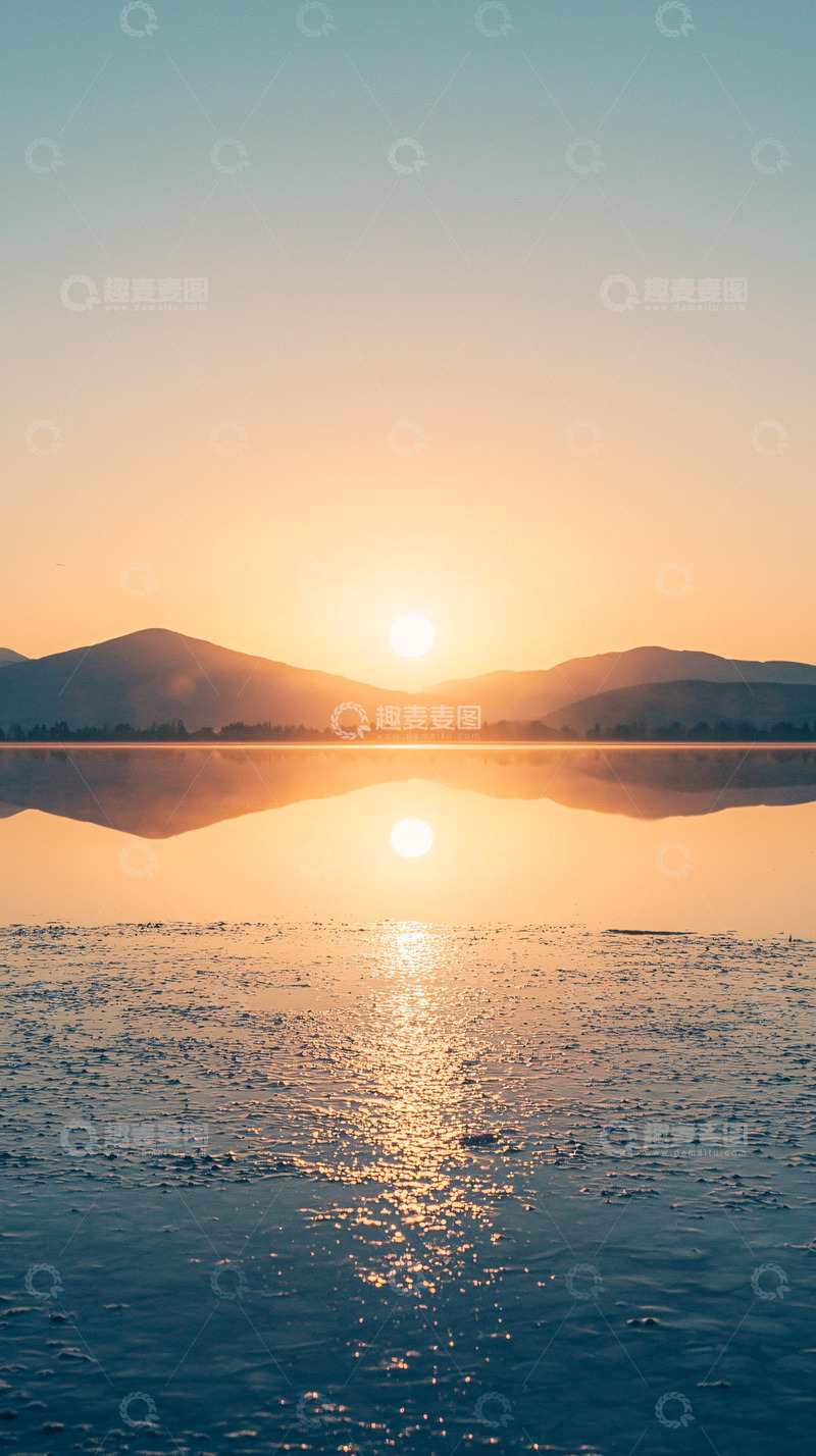 高清大图下载【趣麦麦图】日出湖面山峦倒影