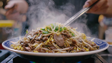 热气腾腾的牛肉炒面