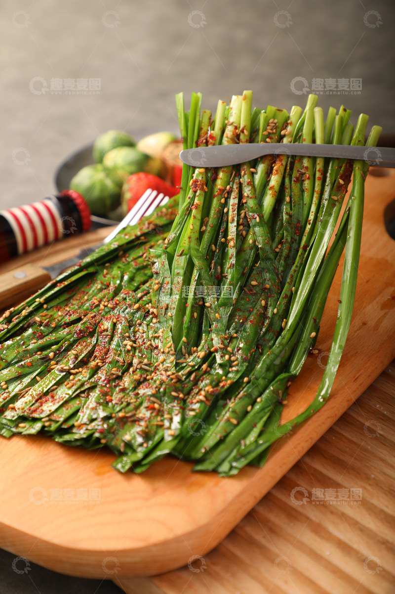 高清大图下载【趣麦麦图】炭烤韭菜木盘1