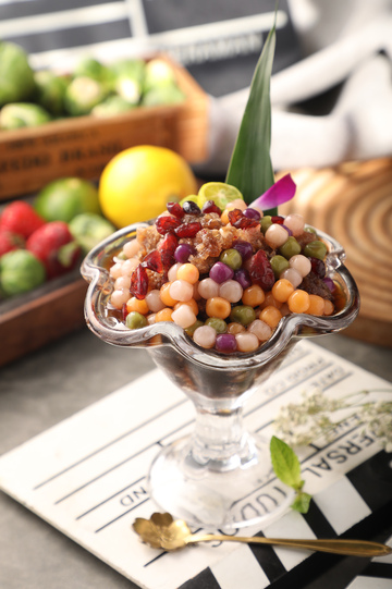 乌梅冰汤圆饮品摄影图