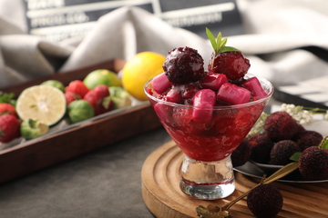 杨梅冰汤圆饮品摄影图