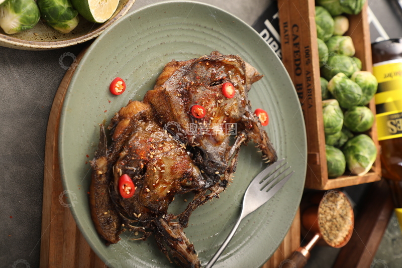 高清大图下载【趣麦麦图】东北烧烤炭烤碟鱼头